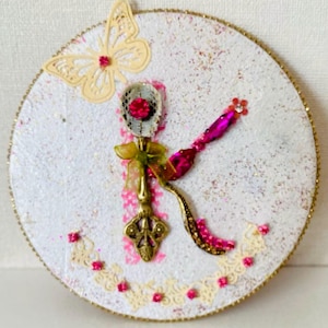 Decoração de parede – Estilo Shabby Chic feito à mão com joias vintage – Arte romântica com a letra "K"