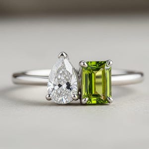 Peridot Toi et Moi Ring: Silver August Birthstone Promise Ring