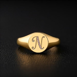 Anillo de sello inicial de oro personalizado: anillo personalizado con la letra "N" y circonita cúbica / Elegante anillo con monograma chapado en oro / Regalo para ella o para él