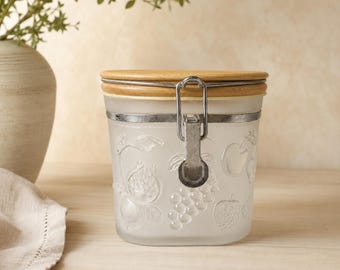 Vintage blik van mat glas met houten deksel, pot met reliëf van fruit en gemengde technieken.