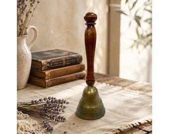 Campanello vintage in ottone con manico in legno tornito, campanello decorativo per la mensa scolastica.