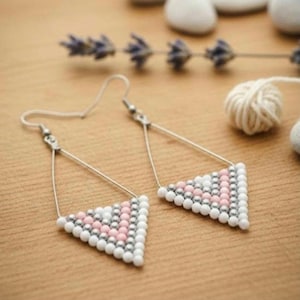 Op de afbeelding: Een set van drie keramische mokken met een gespikkelde, matte afwerking. De mokken zijn in de kleuren crème, lichtgrijs en donkergrijs. Elke mok heeft een eenvoudig, minimalistisch ontwerp en een afgeronde handgreep. Geschikt voor koffie, thee of andere dranken.