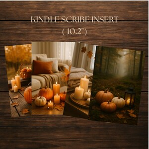 Puede incluir: Un inserto para Kindle Scribe (10,2") con cuatro imágenes temáticas de otoño. Las imágenes muestran calabazas, velas y hojas de otoño, creando un ambiente cálido. El fondo es una superficie de madera oscura.