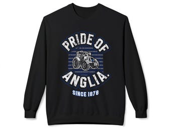 Könnte beinhalten: Schwarzes Sweatshirt mit Rundhalsausschnitt und einem verwitterten Traktorgrafik. Das Design enthält den Text "PRIDE OF ANGLIA" und "SINCE 1878" in Weiß und Blau. Ein klassisches, bequemes Design.
