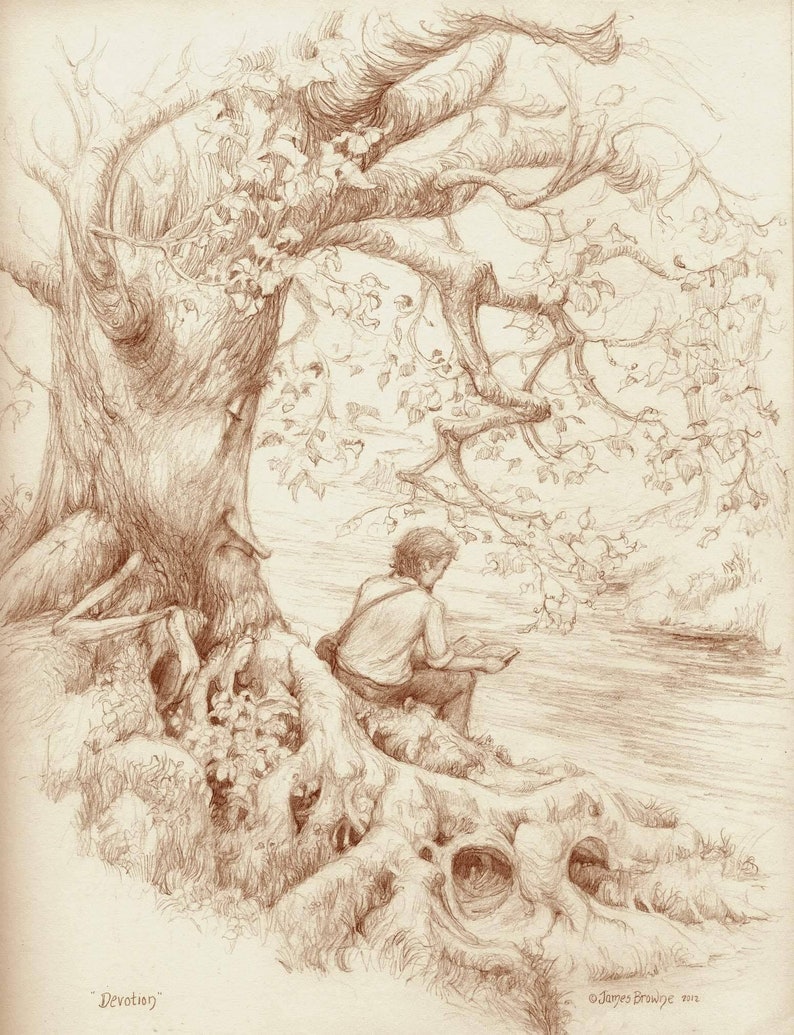 Puede incluir: Un dibujo a l&aacute;piz en blanco y negro de una persona sentada bajo un gran &aacute;rbol junto a un r&iacute;o, leyendo un libro. El dibujo est&aacute; titulado "Devotion" y firmado por el artista, James Browne.