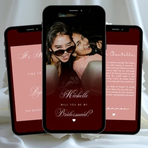 以下が含まれることがあります： 結婚式のプロポーズ用デジタルテンプレートを表示した3台のスマートフォン。中央の画面には2人の写真と「Michelle, Will you be my Bridesmaid?」というテキスト、ハートのアイコンが表示されています。サイドの画面にはピンクのテキストパネルが表示されています。