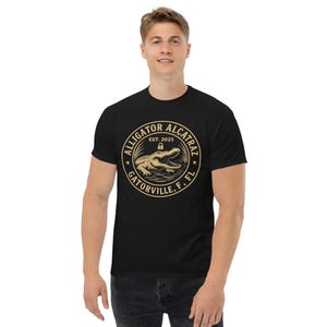 Camiseta de caimán Alkatraz: divertida camiseta gráfica de caimán que escapa de prisión para hombres, mujeres y niños. Idea de regalo de camiseta de broma de la cárcel con animales de dibujos animados.