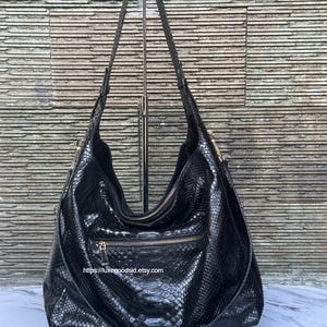 Grand sac hobo en cuir de python noir : sac à main ample en peau de serpent véritable