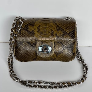 Olivgrön MINI-axelväska i ormskinn: Lyxig aftonväska i pytonfärgat läder