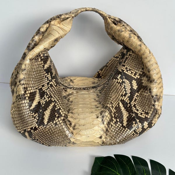 Bolso pequeño tipo hobo de piel de pitón beige: bolso de mano de lujo con estampado de piel de serpiente.