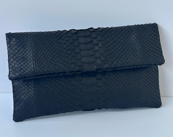 Clutch plegable de piel de pitón negra: un bolso de lujo de piel de serpiente