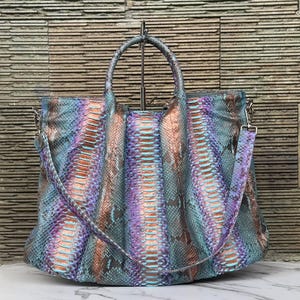 Sac seau bandoulière en cuir python turquoise : Sac à main de luxe en peau de serpent paon irisée