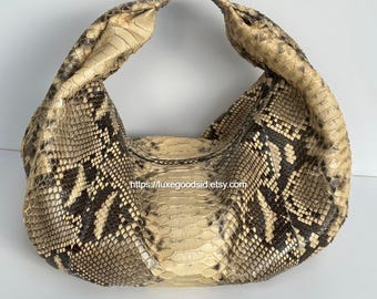 Petit sac hobo en cuir de python beige : sac à main de luxe en peau de serpent