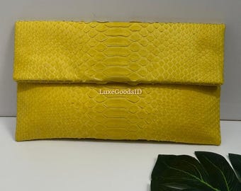 Gelbe Python-Clutch: Foldover Schlangenleder-Handtasche