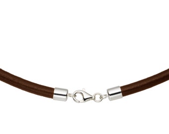 Puede incluir: Un collar de cuero marrón con cierre y extremos plateados. El collar tiene un diseño sencillo y elegante, adecuado para el uso diario. El cierre es de tipo mosquetón.