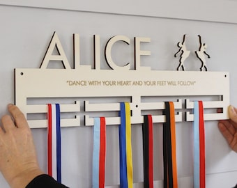 Perchero de medallas de ballet personalizado: Expositor de pared de madera de abedul con bailarina