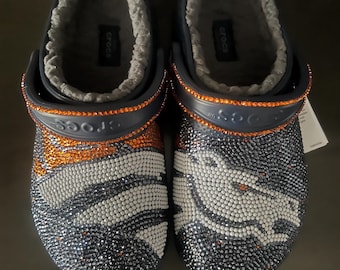 Kliv in i den perfekta presenten! Anpassa Crocs med namn, färger, berlocker och mer. En rolig, personlig och snygg överraskning för alla tillfällen.