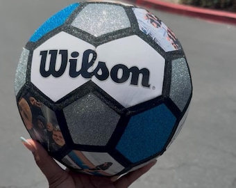 Hitta den perfekta presenten! Anpassa fotbollar med namn, färger, foton och mer. En unik present som är omtänksam, rolig och skapar laganda.