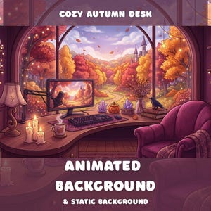 Puede incluir: Un fondo digital animado y estático titulado COZY AUTUMN DESK que muestra un escritorio de madera curvo con monitor, teclado, micrófono, taza humeante, velas y un sillón morado frente a un paisaje de bosque otoñal vibrante.
