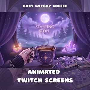 Può includere: Un'illustrazione digitale in tonalità viola con una tazza di caffè, carte dei tarocchi e candele. Il testo recita COZY WITCHY COFFEE, STARTING SOON e ANIMATED TWITCH SCREENS. Una finestra mostra una luna piena su un paesaggio boschivo.