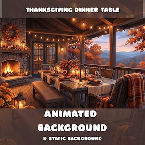 Puede incluir: Una mesa de cena de Acción de Gracias en un porche de madera con chimenea de piedra, luces de cadena y follaje otoñal. La escena muestra una mesa de comedor con cubiertos, un banco y sillas frente a un paisaje montañoso al atardecer.