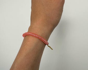 Bracelet with glass beads, in pink, adjustable