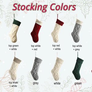 Op de afbeelding: Een display van kerstsokken in diverse kleuren, waaronder groen, rood, grijs en wit, met kabelbreipatronen. Elke sok heeft een contrasterende bovenkant en is gelabeld met de kleurencombinatie. De tekst "Stocking Colors" staat bovenaan.