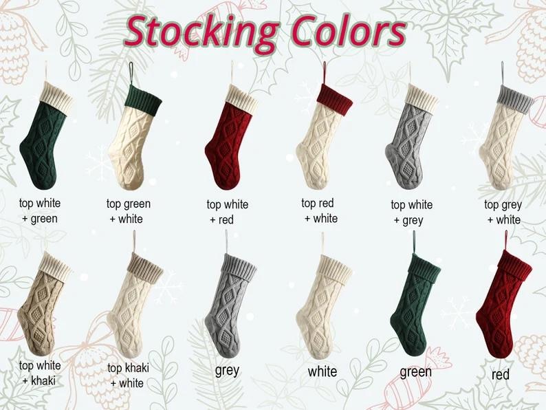 Op de afbeelding: Een display van kerstsokken in diverse kleuren, waaronder groen, rood, grijs en wit, met kabelbreipatronen. Elke sok heeft een contrasterende bovenkant en is gelabeld met de kleurencombinatie. De tekst "Stocking Colors" staat bovenaan.
