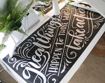 Könnte beinhalten: Ein weißer Schreibtisch mit einem schwarz-weißen Läufer mit dem Text "Great things happen to those who take action".