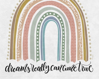 Könnte beinhalten: Ein bunter Regenbogen mit einer gesprenkelten Textur und einem weißen Hintergrund. Der Regenbogen besteht aus Braun, Gold, Rosa, Grün, Blau und Hellblau. Der Text "dreams really can come true" ist in schwarzer Kursivschrift am unteren Rand des Bildes geschrieben.