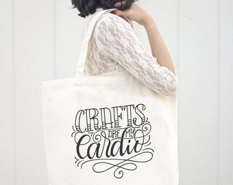 Puede incluir: Una bolsa de tela blanca con texto negro que dice "Crafts are my Cardio".