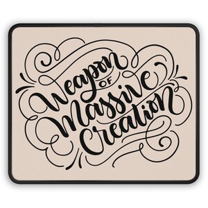 Waffe der massiven Schöpfung - Hellbraunes Mousepad - Inspirierendes und empowerndes Mauspad für Kreative