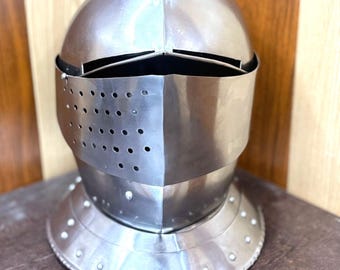 Mittelalterlicher Ritter Kreuzritter Helm 18 Gauge Stahl Tragbarer Rüstungshelm mit Ständer