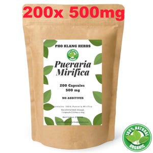 Può includere: Un sacchetto di carta marrone con l'etichetta "200x 500mg" contenente capsule di Pueraria Mirifica. La borsa presenta un'etichetta bianca con decorazioni a foglie verdi, il marchio "PHO KLANG HERBS" e il testo "200 Capsule 500 mg". È presente anche un sigillo verde "100% Natural Organic".