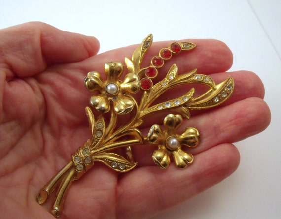 Flower brooch large 1940's gold tone rhinestone a… - image 3