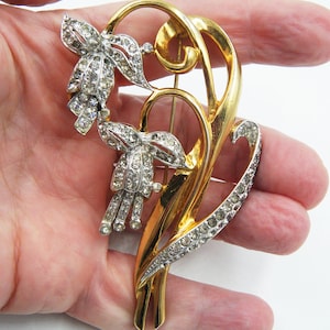 Broche grande de flor de campana de Coro o aguileña