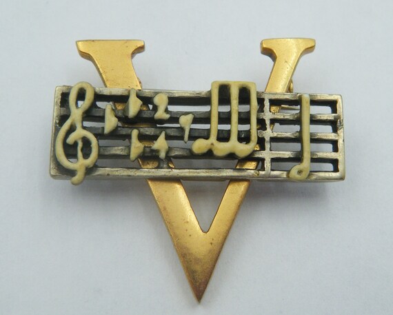 V brooch, V for Victory or V for Beethoven?