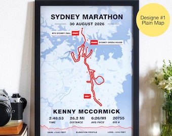 Könnte beinhalten: Gerahmter Druck des Sydney Marathon, datiert auf den 30. August 2026, mit einer roten Streckenkarte. Der Druck enthält die Zeit des Läufers Kenny McCormick, die Distanz von 42,195 km, die Durchschnittsgeschwindigkeit und die Startnummer. Design "Plain Map".