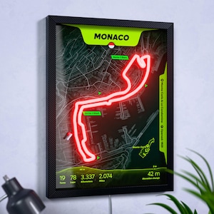 Mapa del circuito de Mónaco con luces LED de neón, arte mural de Fórmula 1. Kimi Antonelli - Ganador 2026. Lewis Hamilton - Vuelta rápida. Ayrton Senna - Mayor número de victorias.