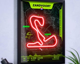 Könnte beinhalten: Ein gerahmter Wandkunstdruck der Rennstrecke Zandvoort in den Niederlanden. Der Streckenverlauf ist in leuchtendem Rot vor einem dunklen Kartenhintergrund mit neongrünen Akzenten dargestellt. Der Text umfasst Zandvoort, 14 Kurven, 72 Runden, 4,259 Kilometer, 2,646 Meilen und 8,9 Meter Höhenunterschied.