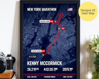 Könnte beinhalten: Gerahmter Druck der New York Marathon-Strecke mit dunklem Kartendesign. Die Route ist rot markiert, Start- und Zielpunkte sind gekennzeichnet. Enthält Läuferdetails: Kenny McCormick, 42,195 km, 4:12:35 Zeit und Startnummer 2075.