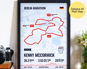 Könnte beinhalten: Gerahmter Druck der Berlin Marathon Karte, mit einer roten Route, die den Kurs markiert. Text enthält "Berlin Marathon", Datum, Name des Läufers, Zeit, Distanz (42,195 km) und Höhenprofil. Eine deutsche Flagge befindet sich oben rechts.