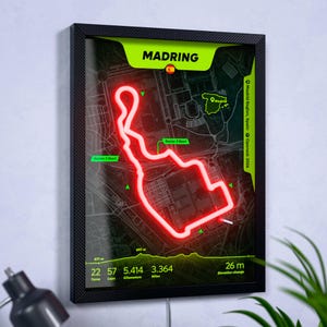 Peut inclure: Une affiche encadrée représentant le tracé d'un circuit de course en néon rouge sur fond de carte sombre. Le texte indique MADRING, Madrid Region, Spain, Opened 2026, 22 Turns, 57 Laps, 5.414 Kilometers, 3.364 Miles et 26 m Elevation change.