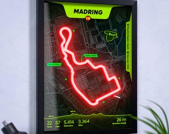 Könnte beinhalten: Ein gerahmter Wandkunstdruck mit einem leuchtend roten Neon-Rennstreckenlayout auf dunklem Kartenhintergrund. Der Text lautet MADRING, Madrid Region, Spain, Opened 2026, 22 Turns, 57 Laps, 5.414 Kilometers, 3.364 Miles und 26 m Elevation change.