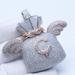 Ciondolo a forma di borsa porta soldi alata con zirconi cubici / ciondolo per collana in rame color argento / gioiello hip hop di tendenza