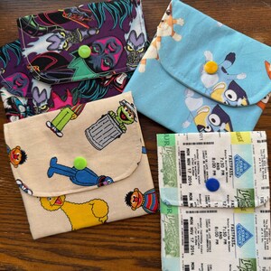 Paquete de seis bolsas con dos bolsillos a presión de Barrio Sésamo de Disney, extensor de pez, polvo de hadas, media de relleno, envío gratis