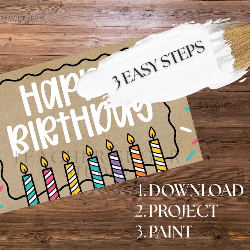 以下が含まれることがあります： 誕生日をテーマにしたクラフトプロジェクト。白で「Happy Birthday」の文字がベージュの背景に書かれています。カラフルなろうそくのデザインと、筆のストロークで「3 EASY STEPS」というテキストが含まれています。「1. DOWNLOAD 2. PROJECT 3. PAINT.」の手順。