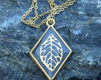 Halsband med hänge i bladguld och harts: Diamantram, naturinspirerad berlock, vår- och sommarsmycken