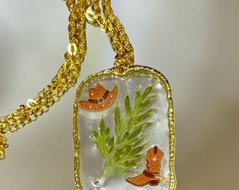 Resin Western Anhänger Halskette: Cowboyhut, Stiefel, echtes Blatt - Gold Cowgirl Schmuck