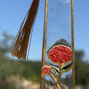 Segnalibro con fiore di rosa rossa: segnalibro rigido in resina con cornice dorata e nappa abbinata